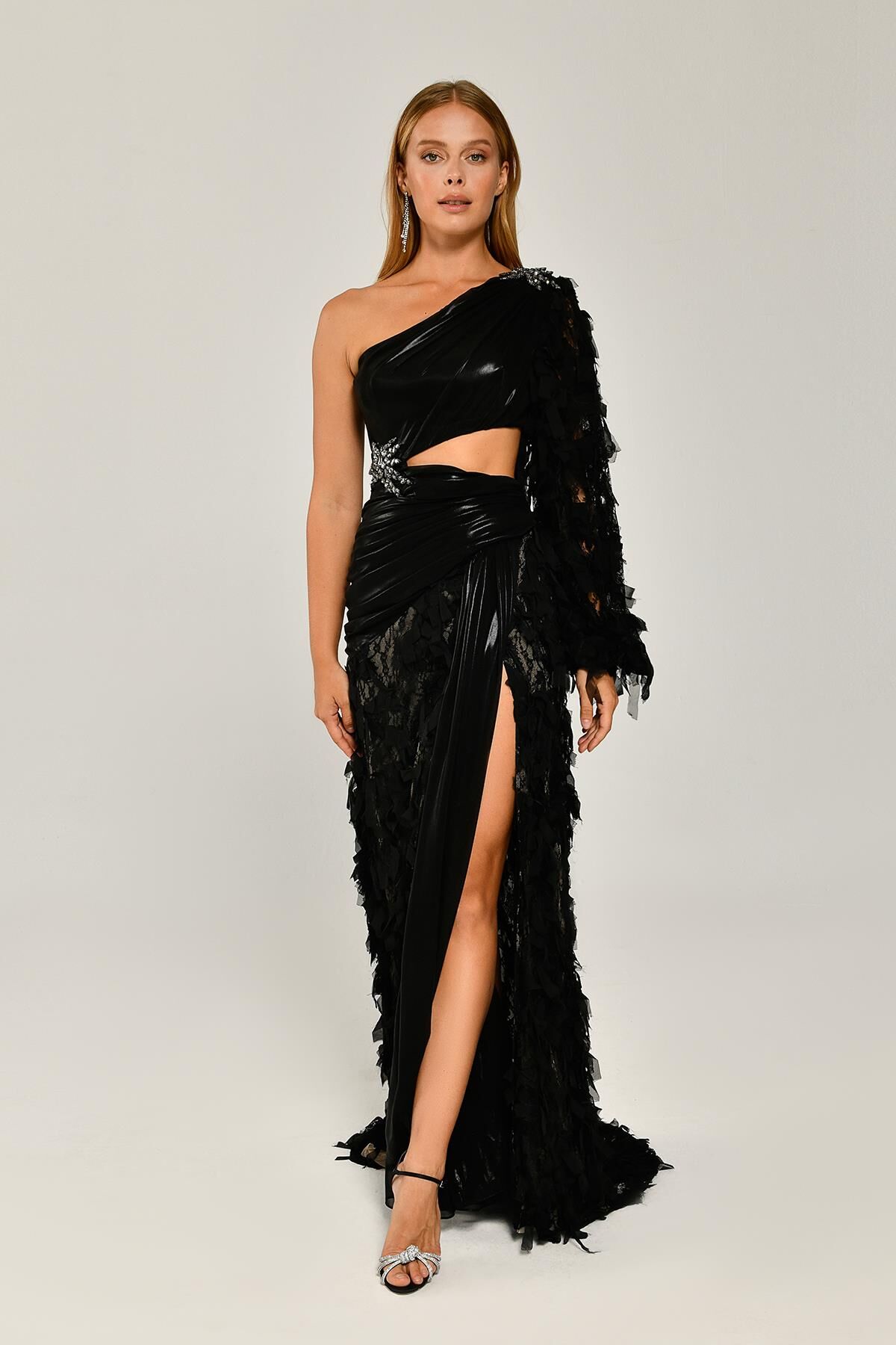 Tek Kol Beli Broşlu Yırtmaçlı Uzun Elbise Siyah - 40