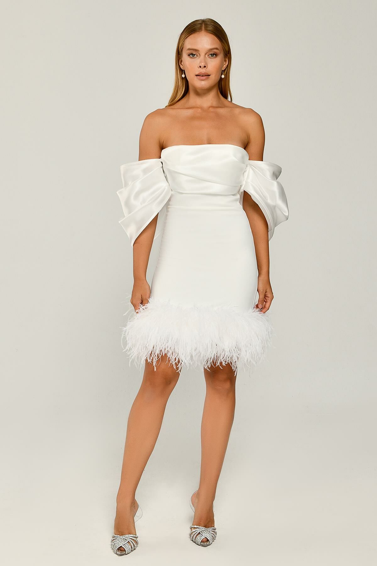 Off Shoulder Satin Kurzes Kleid mit Federn Weiß - 42