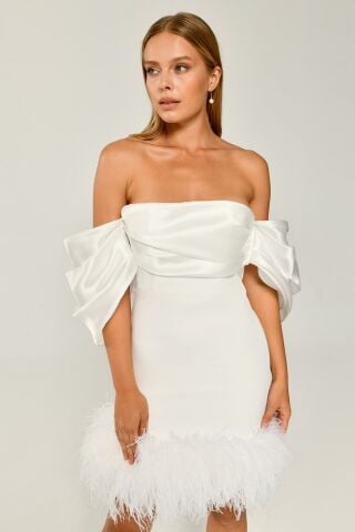 Off Shoulder Satin Kurzes Kleid mit Federn Weiß - 42