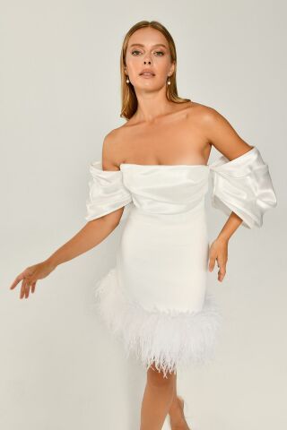Off Shoulder Satin Kurzes Kleid mit Federn Weiß - 42