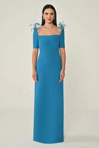 Kurzärmliges langes Crêpe-Kleid mit Feder-Accessoire auf den Schultern