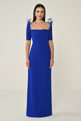 Kurzärmliges langes Crêpe-Kleid mit Feder-Accessoire auf den Schultern