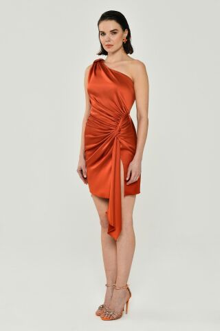 Tek Omuz Düğüm Detaylı Yırtmaçlı Saten Elbise Tarçın - 40