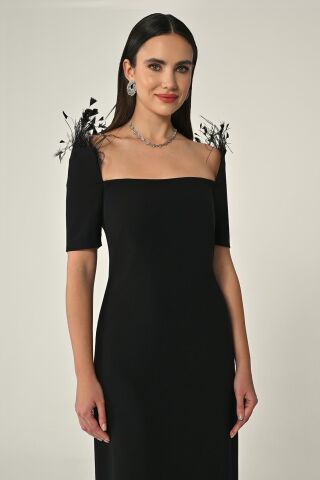 Kısa Kollu Omuz Tüy Aksesuarlı Krep Uzun Elbise Siyah - 38