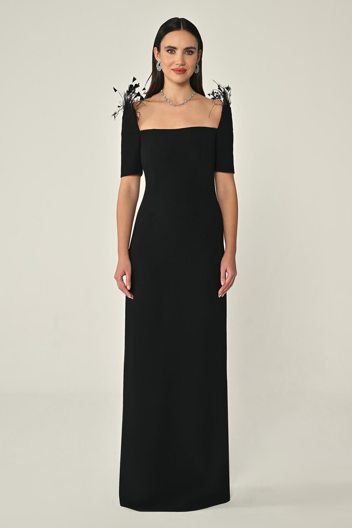 Kısa Kollu Omuz Tüy Aksesuarlı Krep Uzun Elbise Siyah - 40