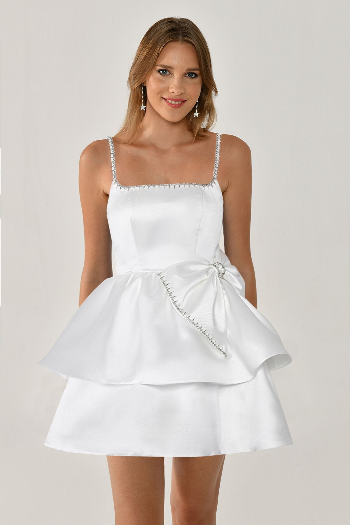 Askılı Şerit Taş Aksesuarlı Fiyonklu Tafta Kısa Elbise