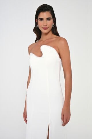 Trägerloses Top mit asymmetrischem Schnitt und langem Kreppkleid