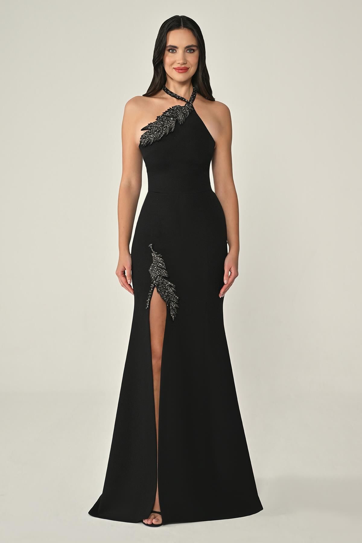 Boyundan Askılı Yaprak İşlemeli Krep Uzun Elbise