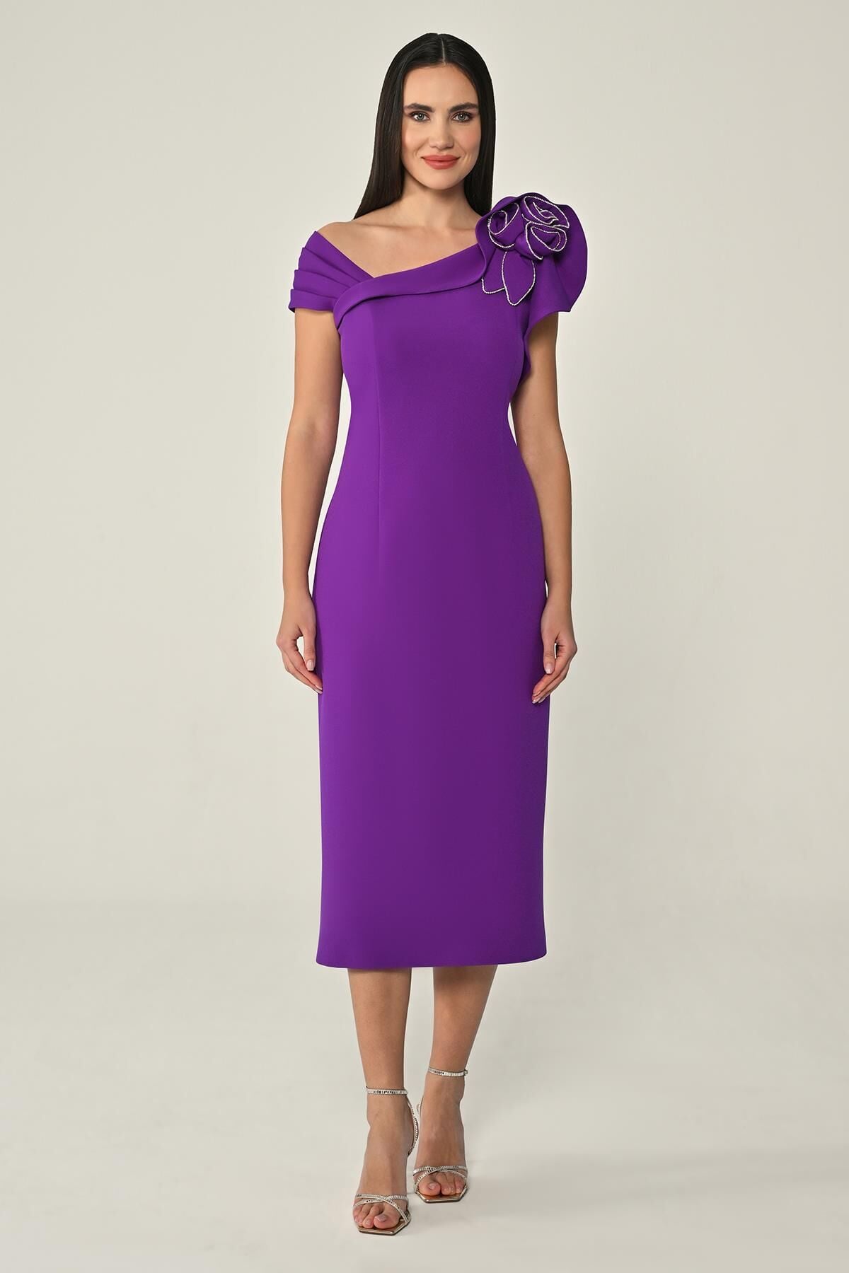 Taşlı Çiçek Aksesuarlı Krep Midi Elbise