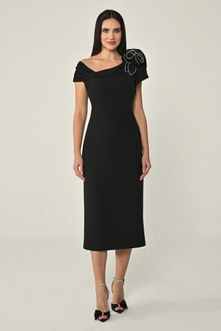 Taşlı Çiçek Aksesuarlı Krep Midi Elbise