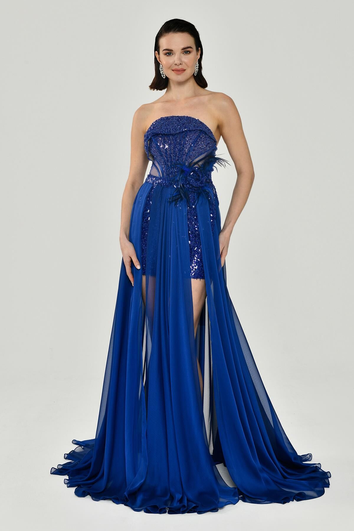 Trägerloses Oberteil, Paillettenunterteil, Chiffon-Blumen-Accessoire, langes Kleid SAKS – 38