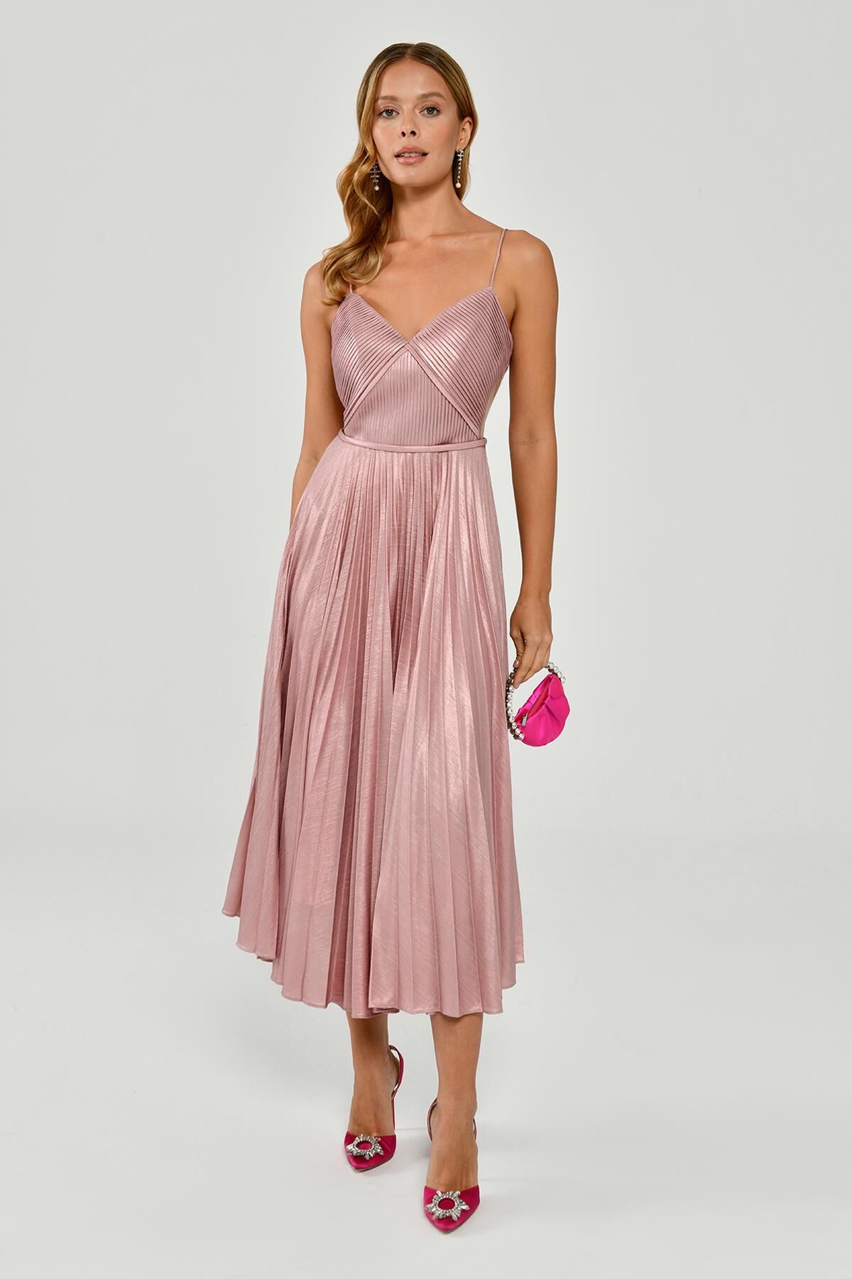 Plissiertes Midikleid aus glänzendem Stoff mit Seilträgern, Rosa - 42