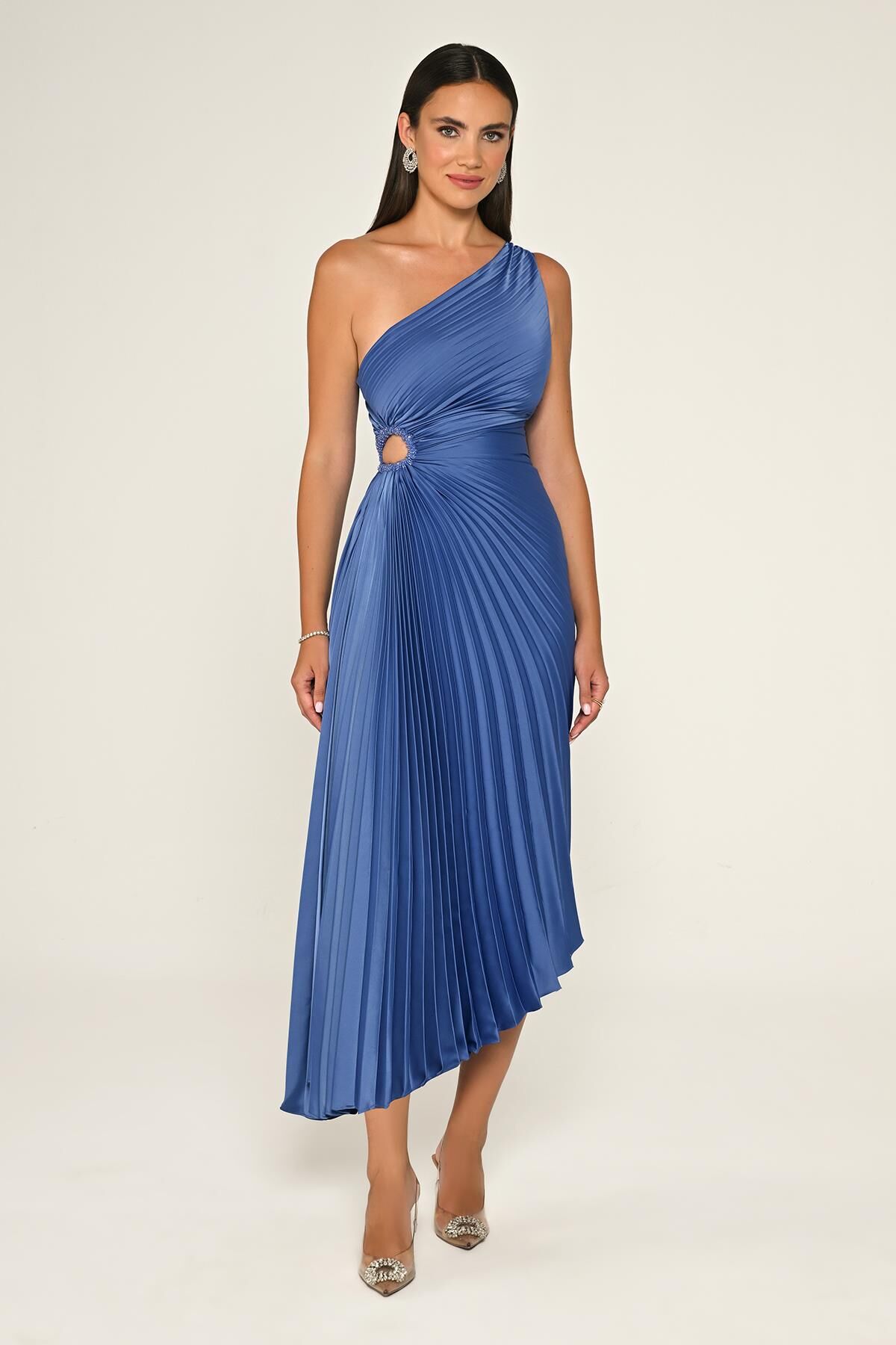 Tek Omuz Beli Pencere Detaylı Pliseli Saten Asimetrik Kesim Midi Elbise İNDİGO - 44