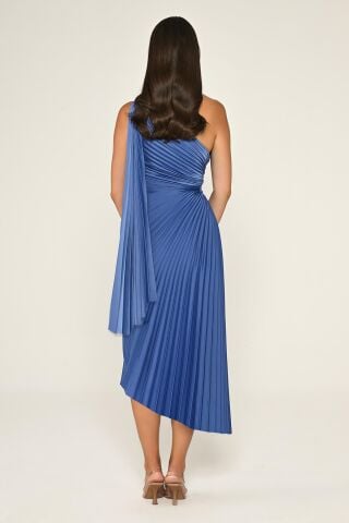 Tek Omuz Beli Pencere Detaylı Pliseli Saten Asimetrik Kesim Midi Elbise İNDİGO - 44