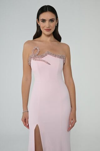 Straplez Yakası Taşlı Asimetrik Kesim Önden Yırtmaçlı Uzun Elbise