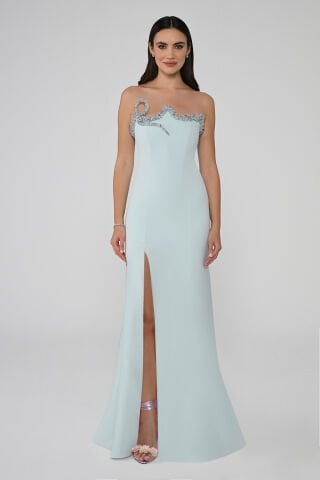 Straplez Yakası Taşlı Asimetrik Kesim Önden Yırtmaçlı Uzun Elbise