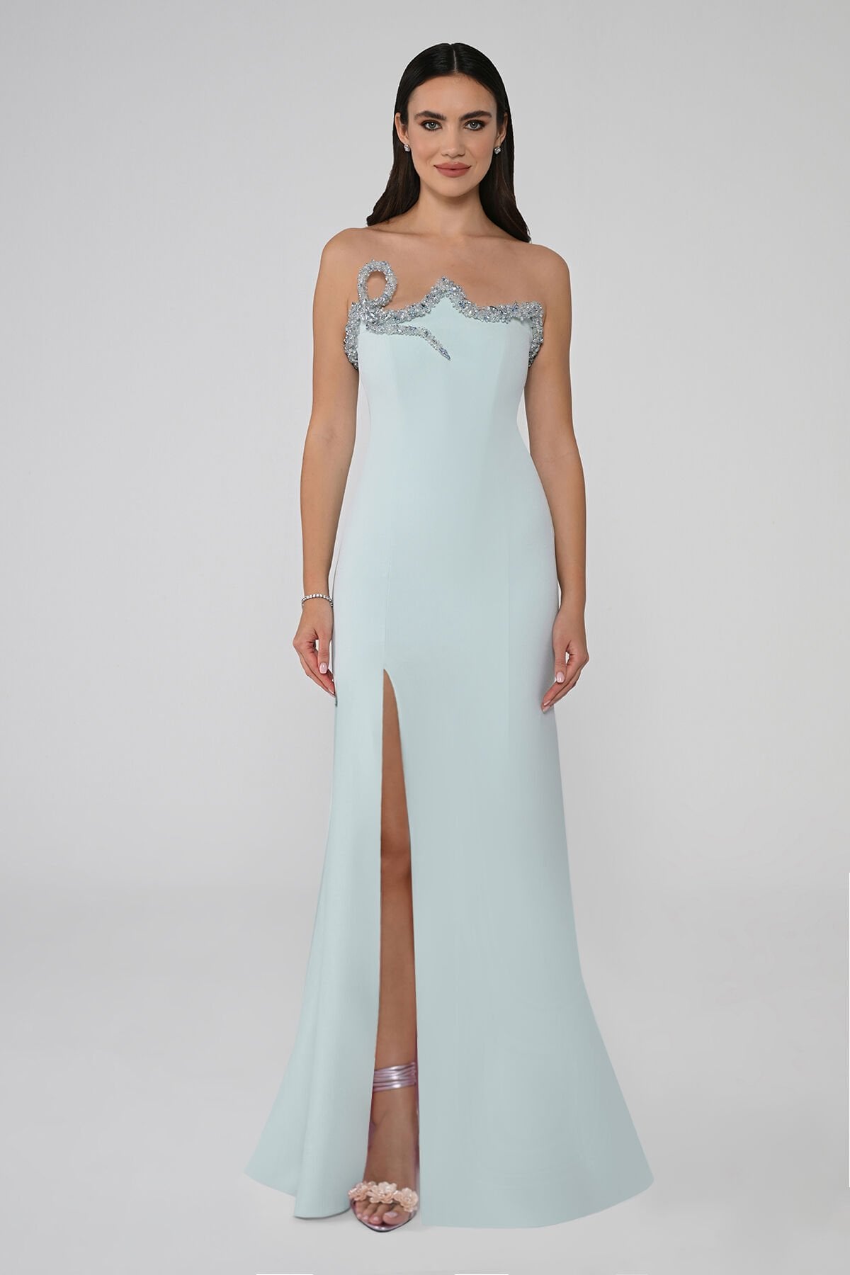 Straplez Yakası Taşlı Asimetrik Kesim Önden Yırtmaçlı Uzun Elbise