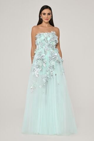 Trägerloses langes Tüllkleid mit 3D-Blumen-Accessoire