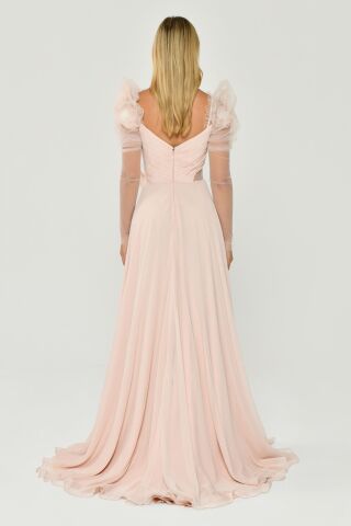 Uzun Transparan Kollu Kalp Göğüs Çiçek Aksesuarlı Yırtmaçlı Şifon Uzun Elbise Pudra - 36