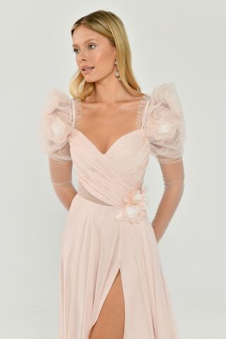 Uzun Transparan Kollu Kalp Göğüs Çiçek Aksesuarlı Yırtmaçlı Şifon Uzun Elbise Pudra - 42