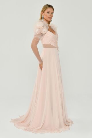 Uzun Transparan Kollu Kalp Göğüs Çiçek Aksesuarlı Yırtmaçlı Şifon Uzun Elbise Pudra - 42