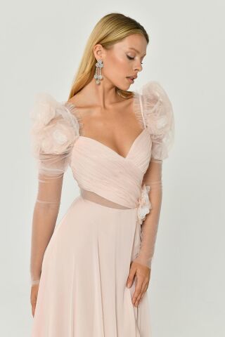 Uzun Transparan Kollu Kalp Göğüs Çiçek Aksesuarlı Yırtmaçlı Şifon Uzun Elbise Pudra - 42