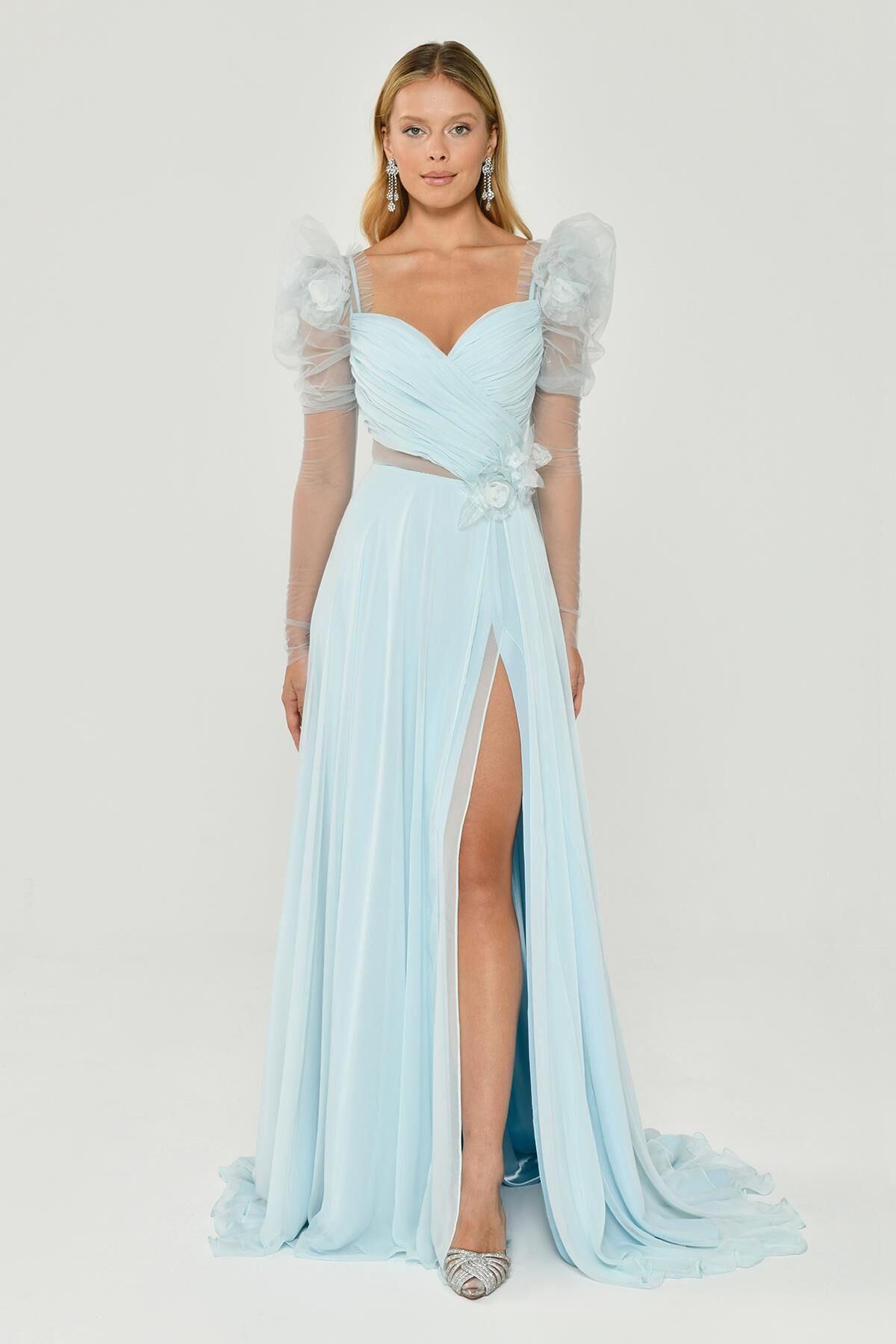 Uzun Transparan Kollu Kalp Göğüs Çiçek Aksesuarlı Yırtmaçlı Şifon Uzun Elbise BUZ MAVİ - 36