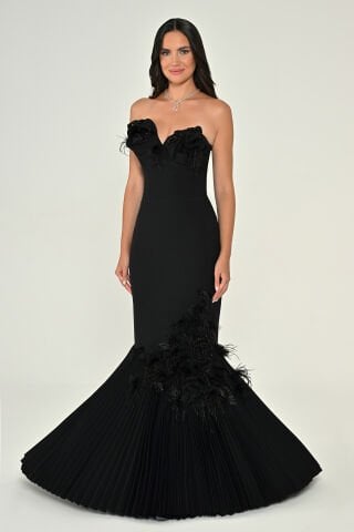 Straplez Çiçek Aksesuarlı Etek Ucu Piliseli Uzun Elbise