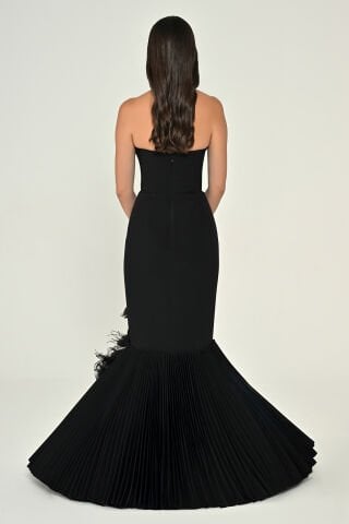 Straplez Çiçek Aksesuarlı Etek Ucu Piliseli Uzun Elbise