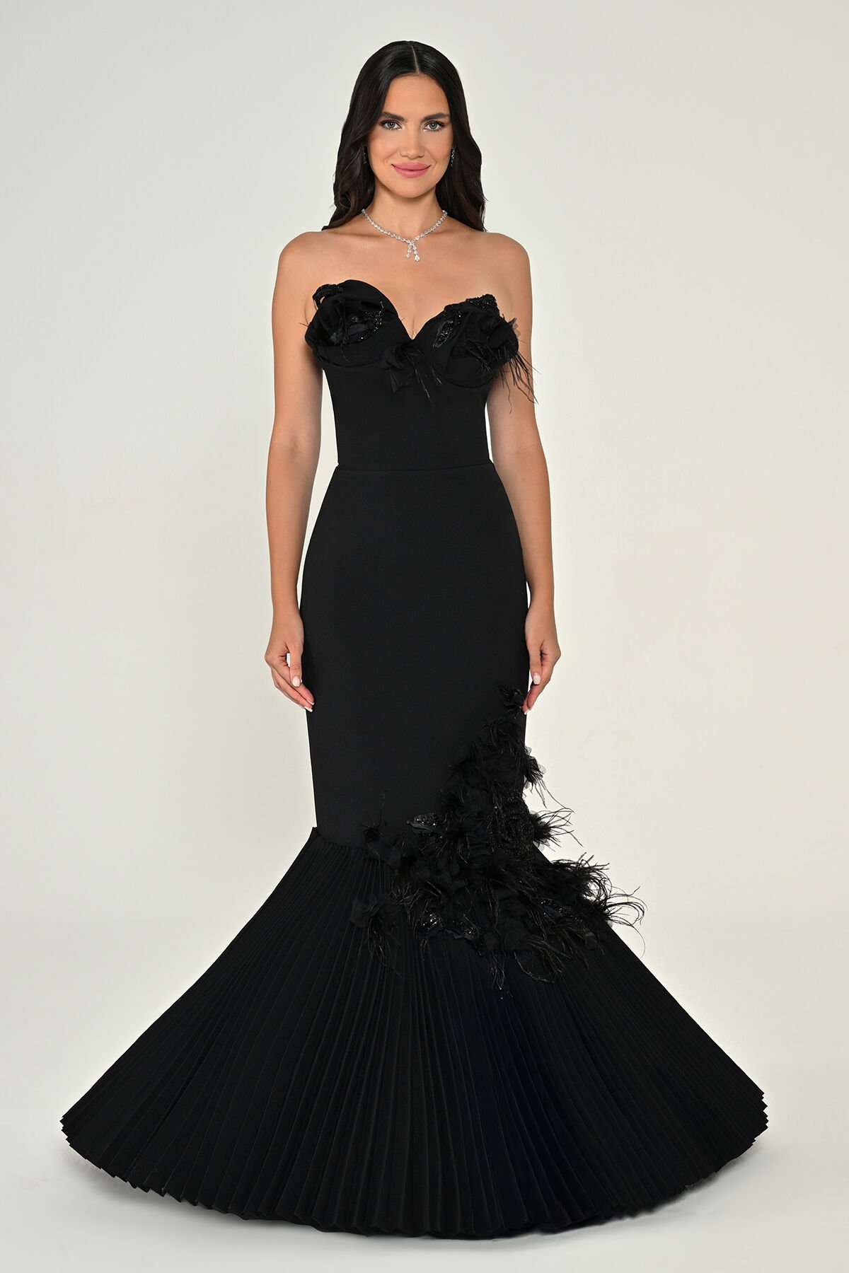 Straplez Çiçek Aksesuarlı Etek Ucu Piliseli Uzun Elbise