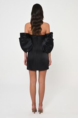 Trägerloses, kurzes Satinkleid mit tiefen Ballonärmeln, Schwarz - 38
