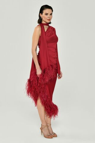 Tek Kol Boyundan Şallı Tüy Aksesuarlı Saten Midi Elbise Bordo - 36