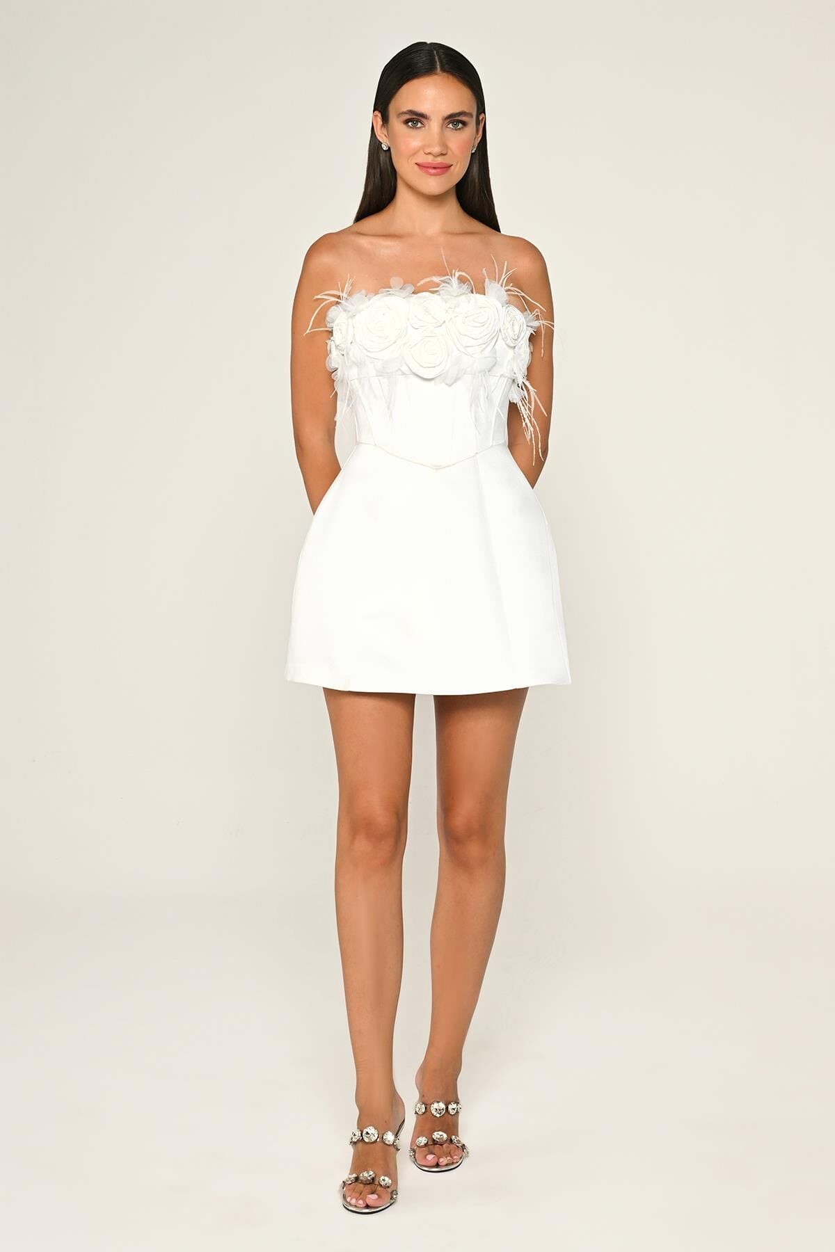 Straplez Üst Çiçek Aksesuarlı Mat Saten Kısa Elbise Beyaz - 44