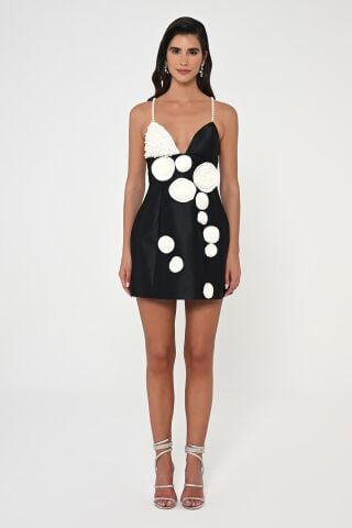 İnci Askılı Çiçek Aksesuarlı Mat Saten Kısa Elbise SİYAH / BEYAZ - 40