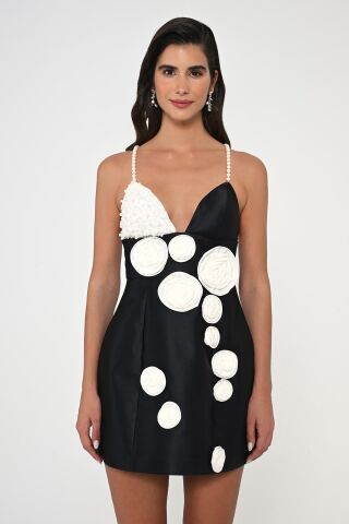 İnci Askılı Çiçek Aksesuarlı Mat Saten Kısa Elbise SİYAH / BEYAZ - 42