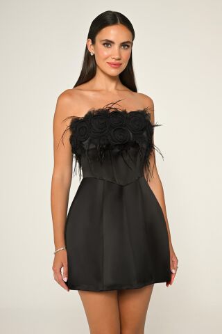 Trägerloses Top mit floralem Accessoire, kurzes Kleid aus mattem Satin, Schwarz - 42