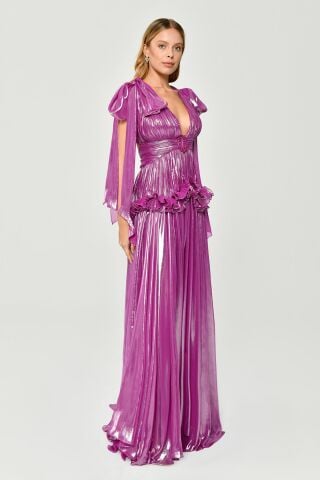 Langes Kleid aus glänzendem Chiffon mit tiefem V-Ausschnitt, Rüschen und Schnalle, Flieder - 40