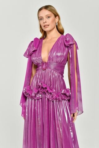 Langes Kleid aus glänzendem Chiffon mit tiefem V-Ausschnitt, Rüschen und Schnalle, Flieder - 40