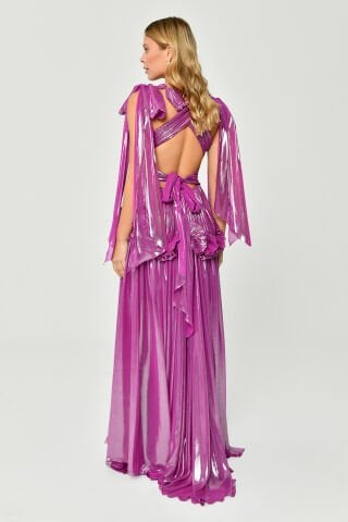 Langes Kleid aus glänzendem Chiffon mit tiefem V-Ausschnitt und Rüschen an der Taille und Schnalle