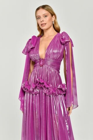 Langes Kleid aus glänzendem Chiffon mit tiefem V-Ausschnitt und Rüschen an der Taille und Schnalle