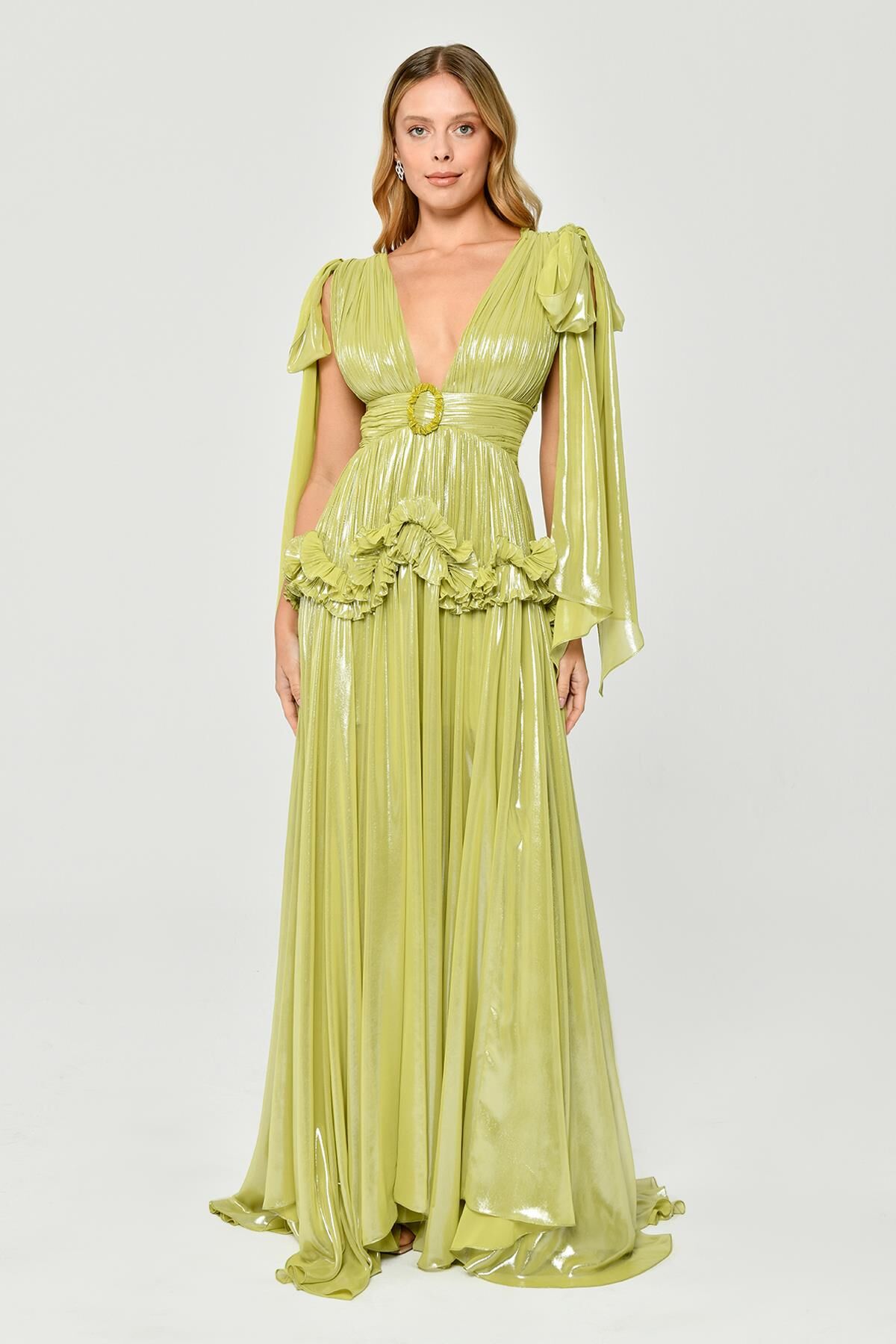 Langes Kleid aus glänzendem Chiffon mit tiefem V-Ausschnitt und Rüschen an der Taille und Schnalle