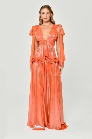Langes Kleid aus glänzendem Chiffon mit tiefem V-Ausschnitt und Rüschen an der Taille und Schnalle