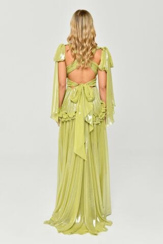Langes Kleid aus glänzendem Chiffon mit tiefem V-Ausschnitt und Rüschen an der Taille und Schnalle