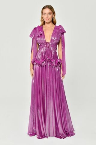 Langes Kleid aus glänzendem Chiffon mit tiefem V-Ausschnitt und Rüschen an der Taille und Schnalle