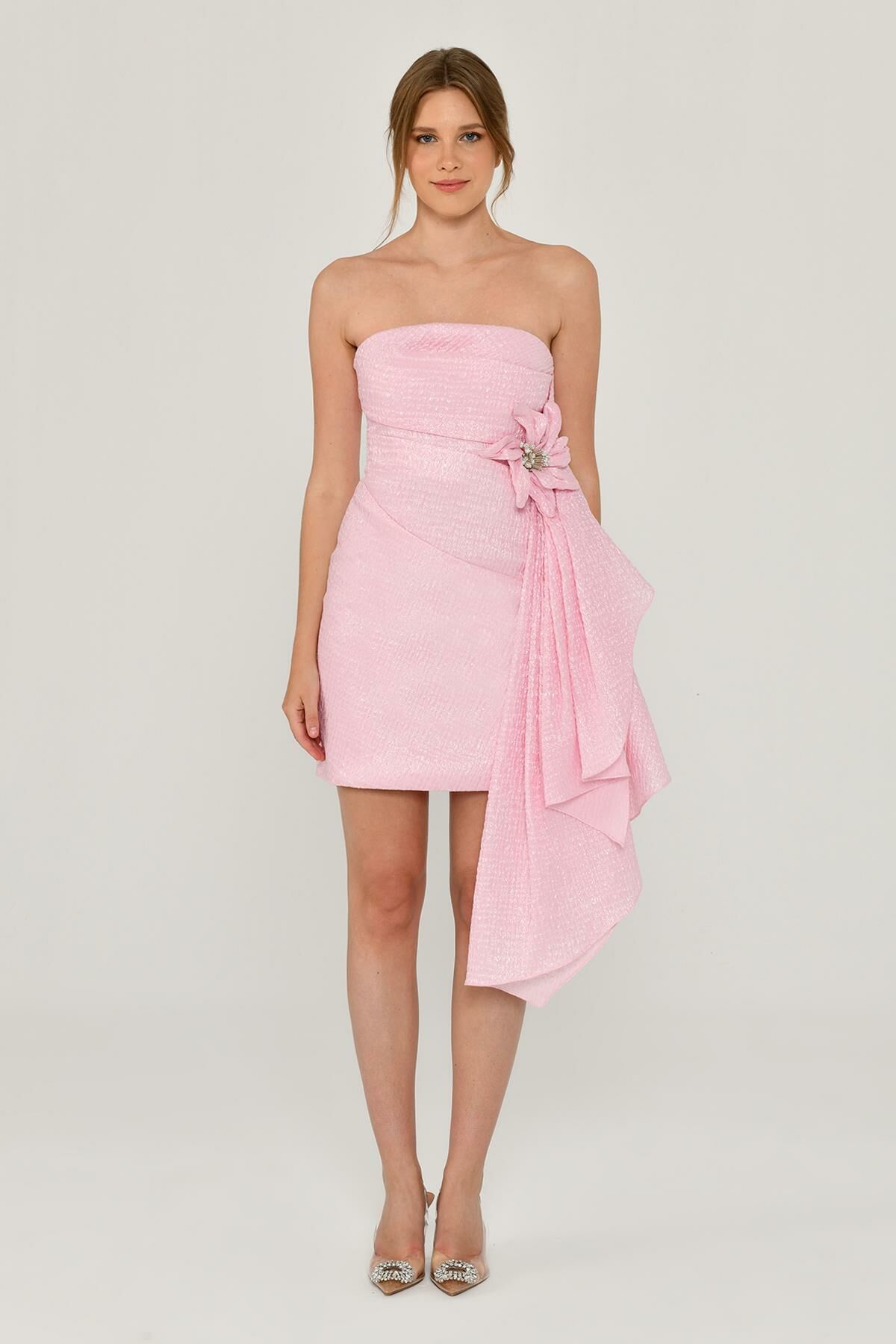 Straplez Beli Çiçek Aksesuarlı Simli Jakar Kumaş Kısa Elbise Pembe - 40