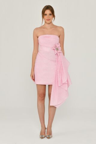 Straplez Beli Çiçek Aksesuarlı Simli Jakar Kumaş Kısa Elbise Pembe - 40