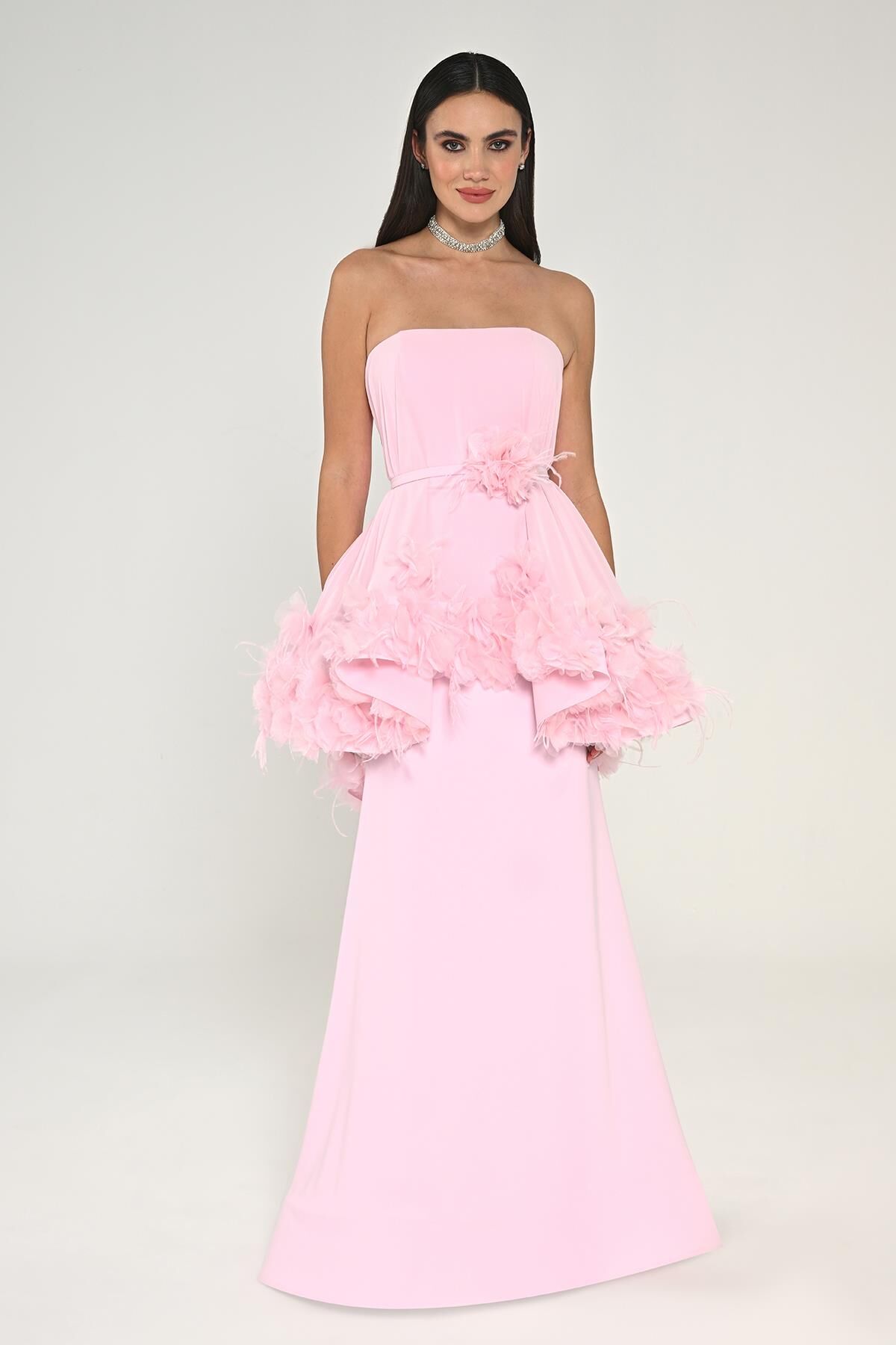 Straplez Katlı Tüy Aksesuarlı Uzun Elbise Pembe - 40