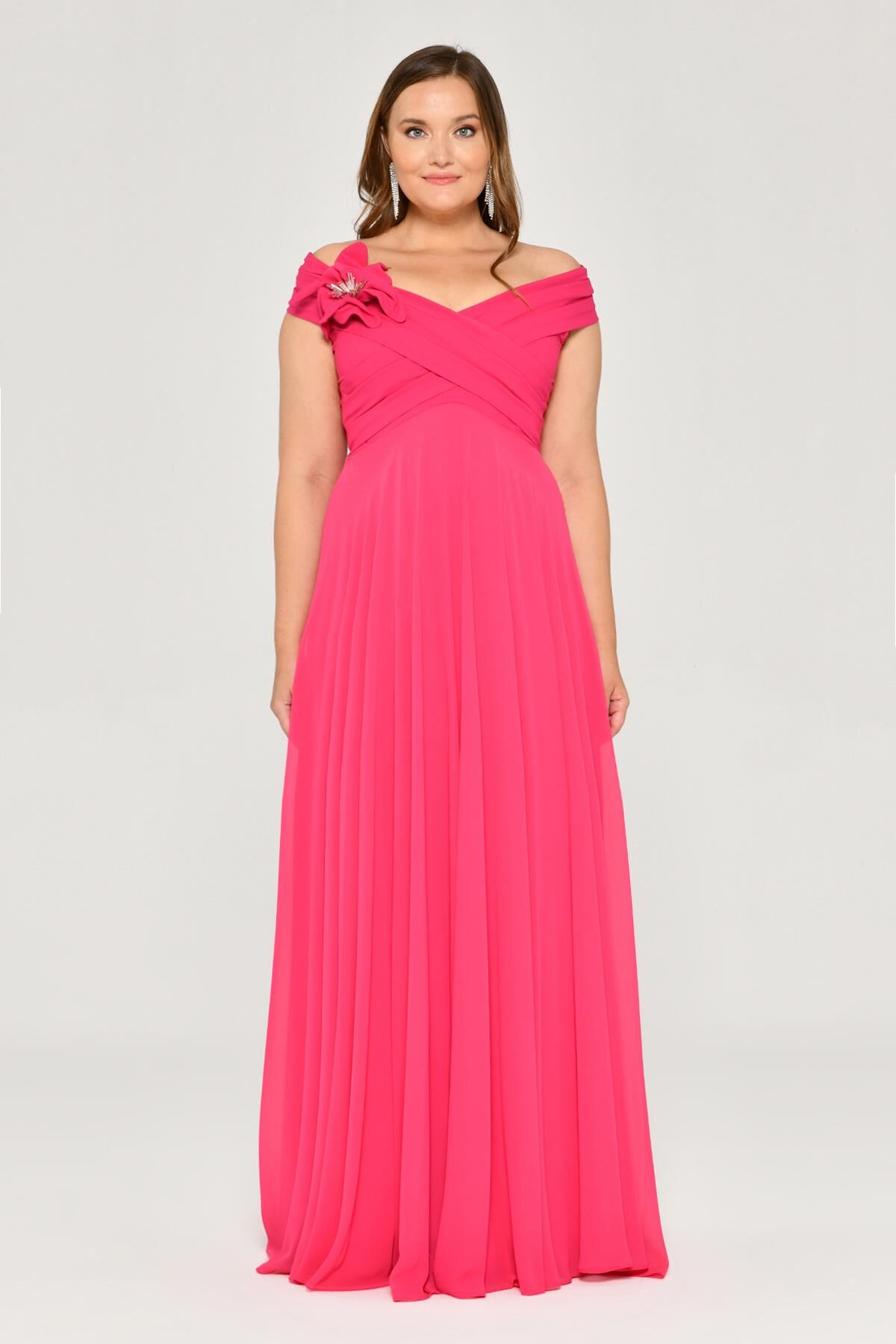 Düşük Omuz Drapeli Çiçek Aksesuarlı Şifon Uzun Elbise Fuşya - 44
