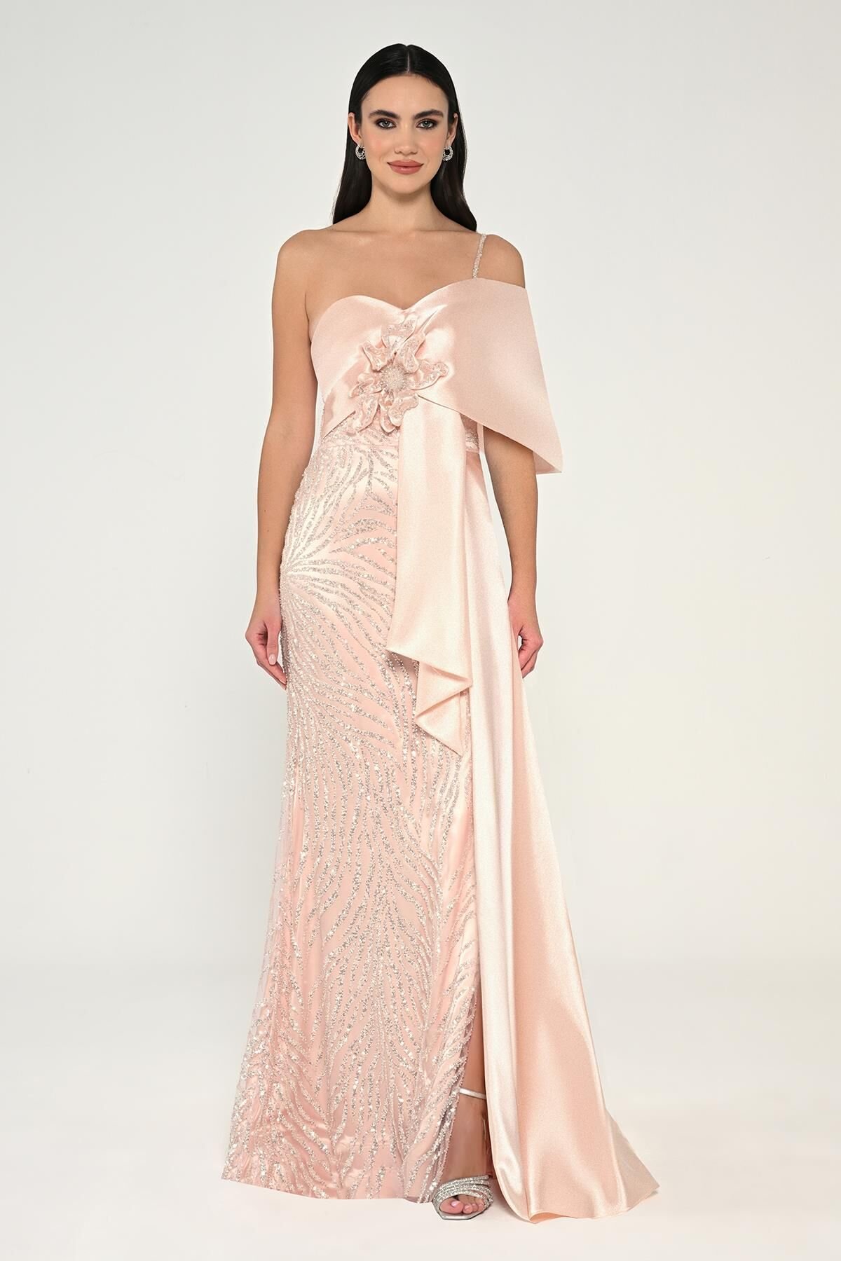 Tek Askılı Çiçek Aksesuarlı Payetli Saten Uzun Elbise Pudra - 40