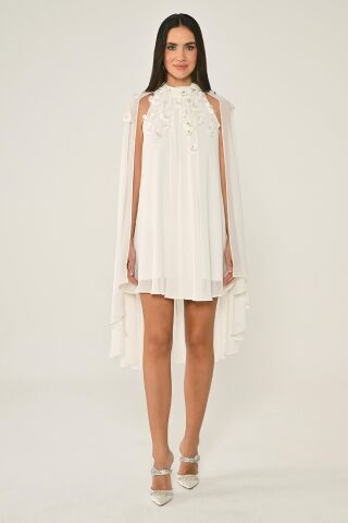 Çiçek Aksesuarlı Pelerinli Şifon Kısa Elbise Beyaz - 36